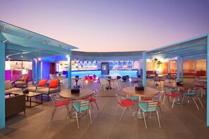 Bar sur le toit, vue sur la piscine, ouvert tous les jours