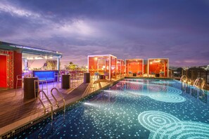 A rooftop pool area with a bar and seating area, surrounded by glass-enclosed spaces. - Hyatt Place Hyderabad Banjara Hills (Hyderabad)