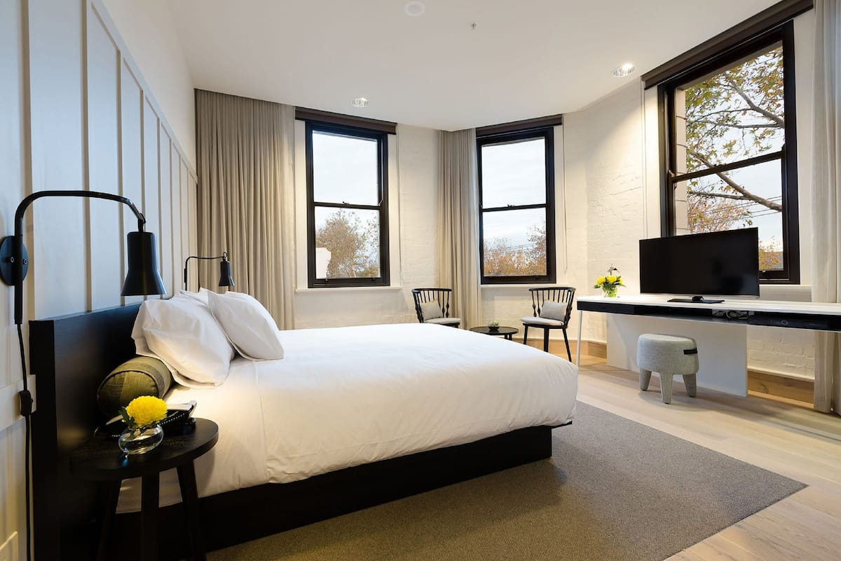 Chambre Deluxe, 1 grand lit, accessible aux personnes Ă mobilitĂ© rĂ©duite | Minibar, coffre-fort, bureau, systĂšme dâinsonorisation