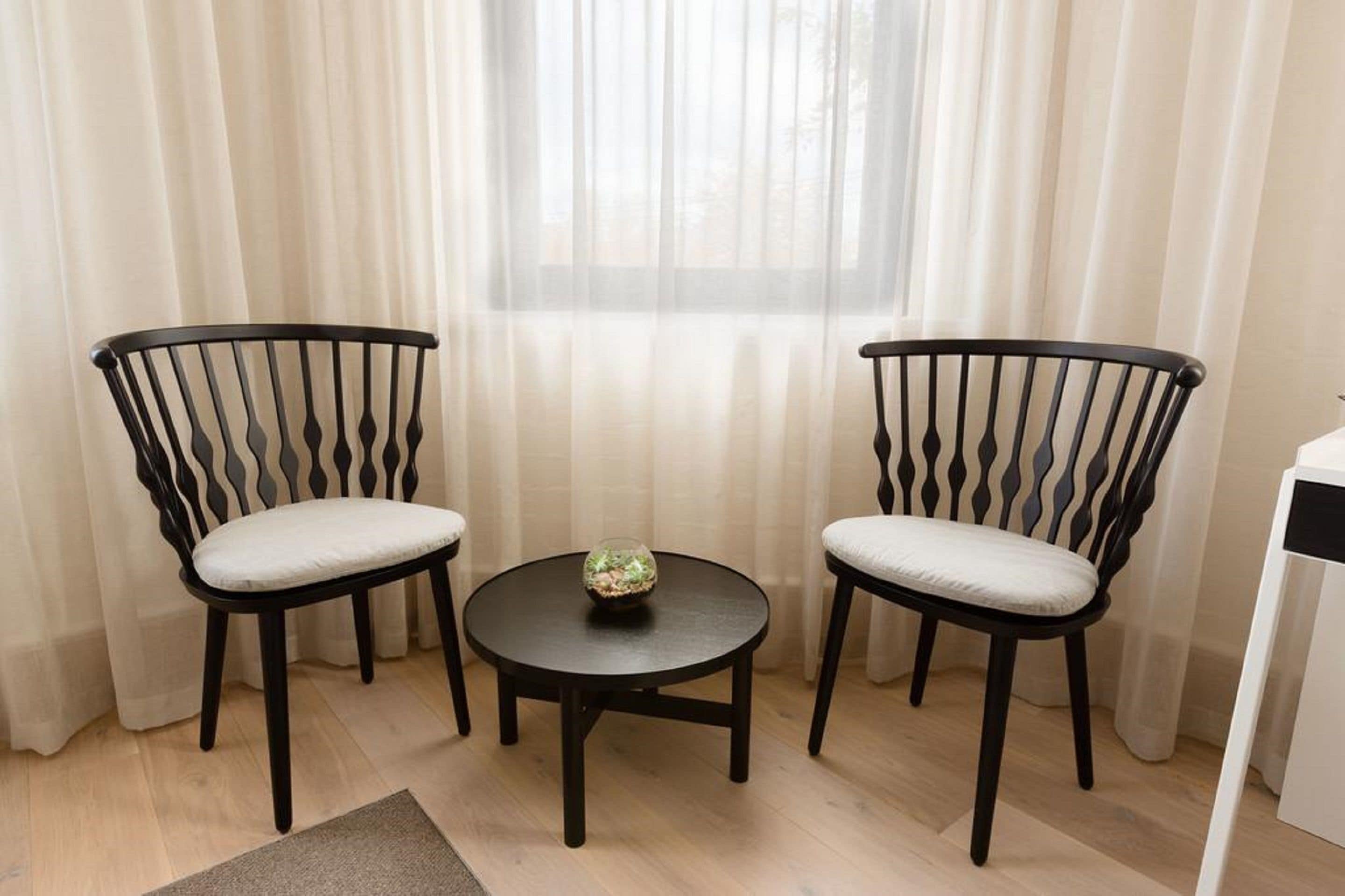 deluxe king room | minibar, in-room safe, desk, soundproofing