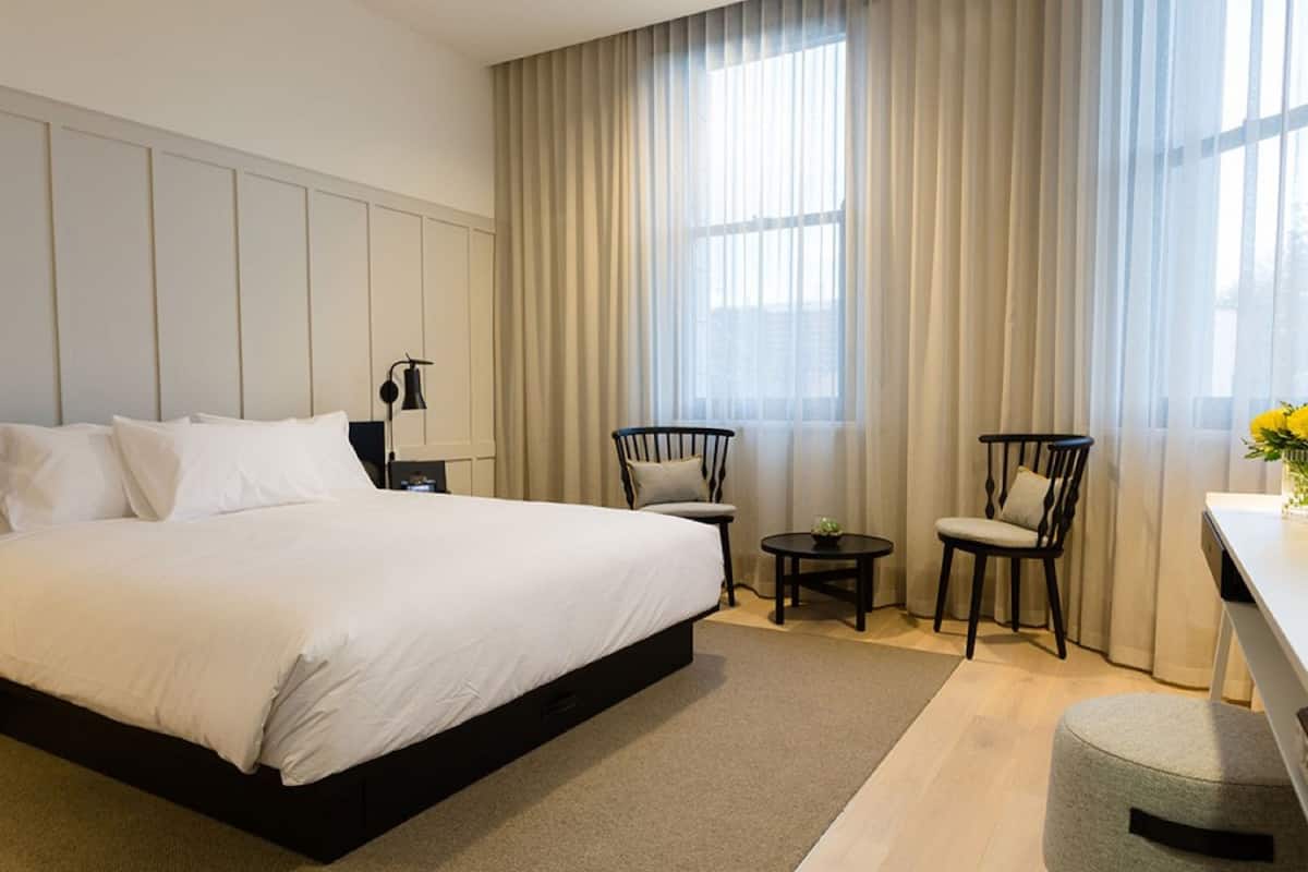 Deluxe King Room | Minibar, in-room safe, desk, soundproofing