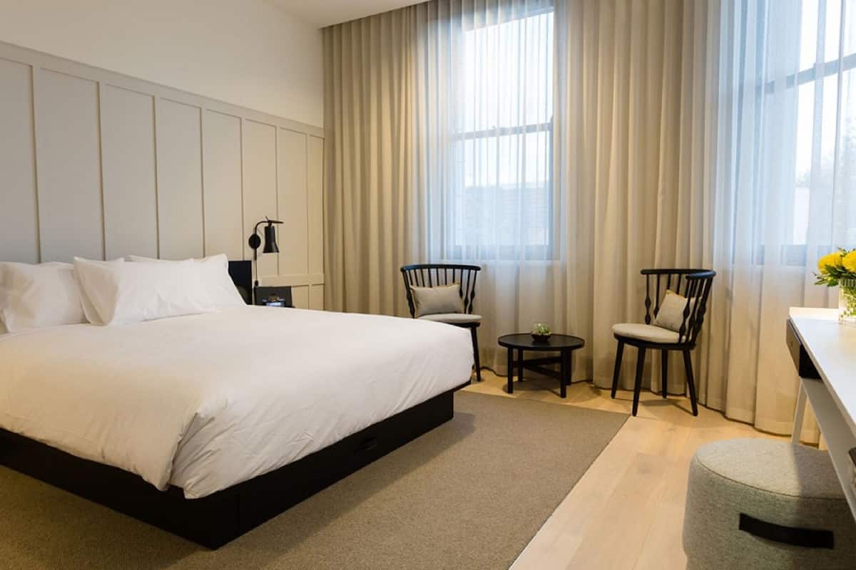 deluxe king room | minibar, in-room safe, desk, soundproofing