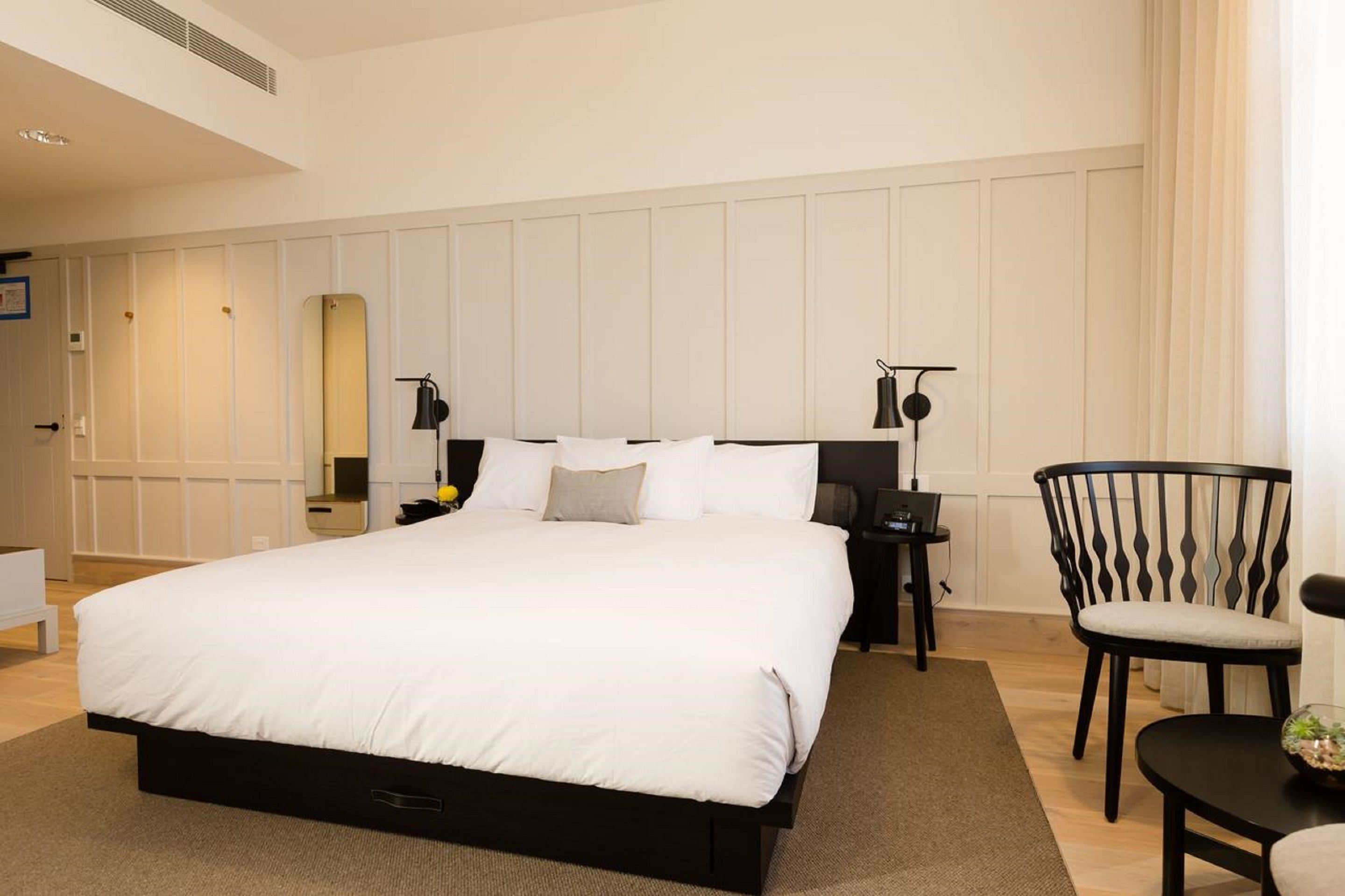 deluxe king room | minibar, in-room safe, desk, soundproofing
