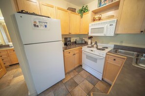 Condo, Multiple Beds, Mountain View (Silver Mill 8234) | Private kitchen | Fridge, microwave, oven, stovetop