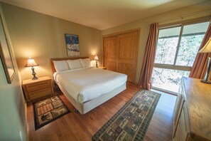 特色公寓客房, 2 間臥室, 露台, 庭園景 (Wild Irishman 1043) | 2 間睡房、獨特設計、獨特裝修、手提電腦工作空間