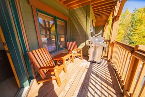 Lägenhet - flera sängar - utsikt mot bergen (Tenderfoot Lodge 2636) | Terrass/Patio