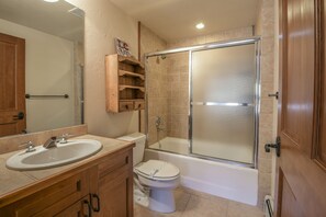 Appart'hôtel Premium, 2 chambres, balcon, vue montagne (Oro Grande 413) | Salle de bain