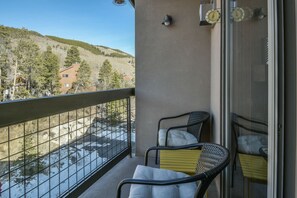 Premium Condo, 2 Bedrooms, Balcony, Mountain View (Oro Grande 413) | Balcony