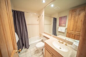Ein Badezimmer mit Badewanne, Toilette und Waschbecken.
