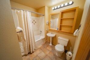 Kondominium, Beberapa Tempat Tidur, pemandangan halaman (Silver Mill 8156) | Kamar mandi | Kombinasi shower/bathtub, pengering rambut, handuk, dan sabun