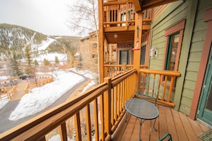 Appart'hĂŽtel, plusieurs lits, vue montagne (Tenderfoot Lodge 2626) | Terrasse/Patio