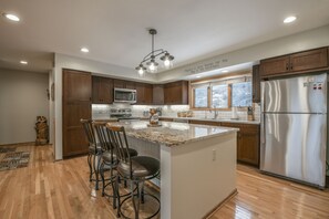 Casa de ciudad, varias camas, vista a la montaña (Enclave 12) | Cocina privada | Refrigerador con congelador, horno, parrilla de estufa y lavavajillas 