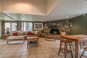 Condo Signature, 2 chambres, balcon, vue sur la vallée (Wild Irishman 1059) | Salle de séjour | Téléviseur de 42 po avec télévision par câble, foyer, lecteur de DVD