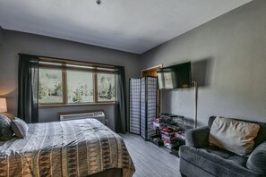 Premium Studio, 1 Queen Bed with Sofa bed, Kitchenette, Mountain View (Gateway Lodge 5025) | Individually decorated, individually furnished, iron/ironing board - Gateway Lodge 5025 by SummitCove Vacation Lodging (Keystone)