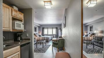 Premium Studio, 1 Queen Bed with Sofa bed, Kitchenette, Mountain View (Gateway Lodge 5025) | Private kitchenette | Mini-fridge, microwave, dishwasher, coffee/tea maker