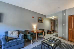 Premium Studio, 1 Queen Bed with Sofa bed, Kitchenette, Mountain View (Gateway Lodge 5025) | Individually decorated, individually furnished, iron/ironing board - Gateway Lodge 5025 by SummitCove Vacation Lodging (Keystone)