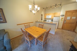 Condo, Multiple Beds, Resort View (Arapahoe Lodge 8119) | Dining room
