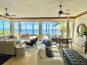 Smart TV, lettore DVD, libri, biblioteca musicale