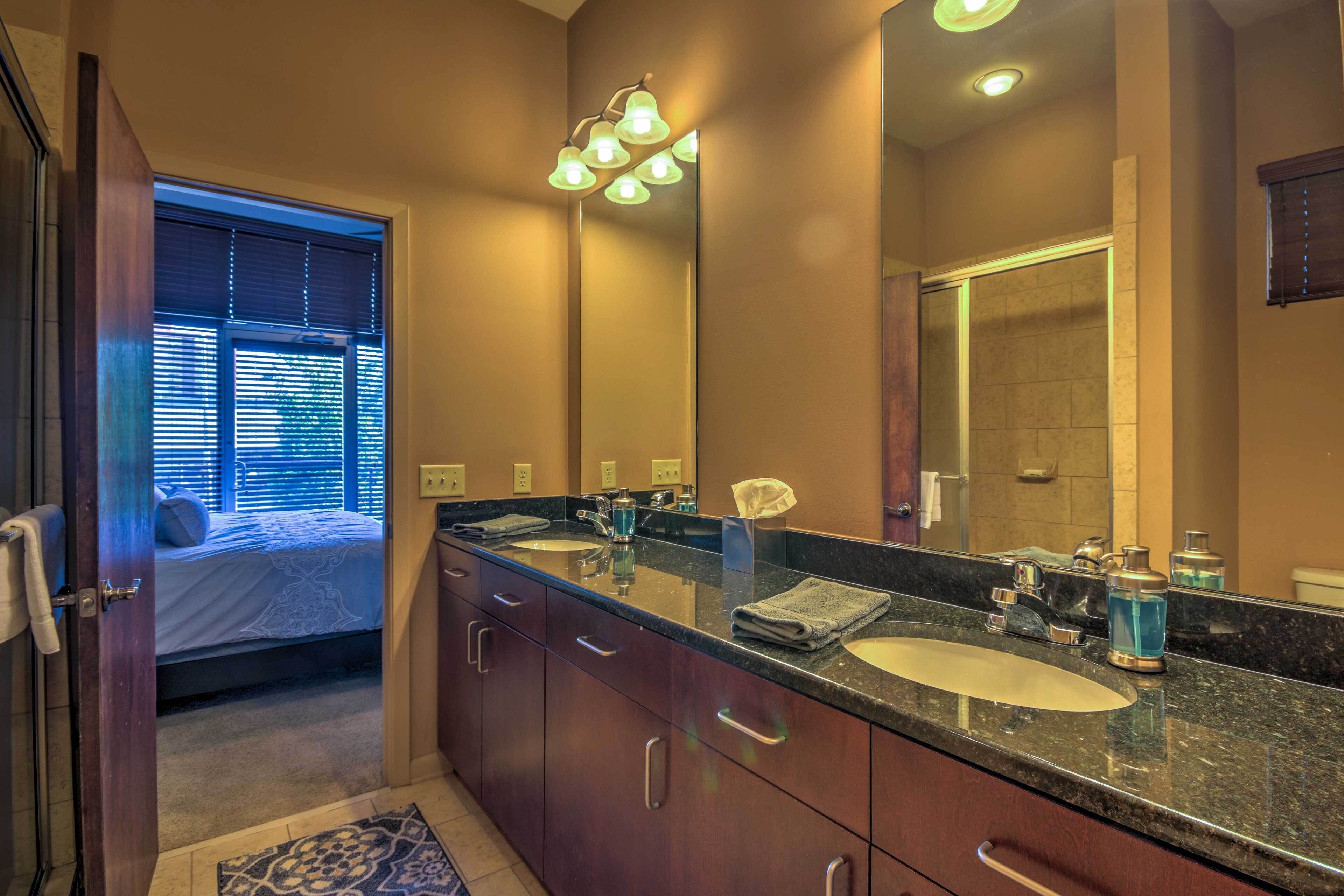 Combined shower/tub, hair dryer, towels