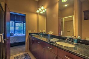 Combined shower/bathtub, hair dryer, towels