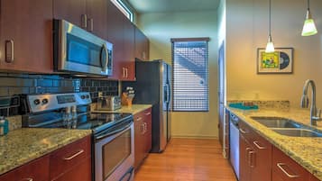 Refrigerador, microondas, horno y parrilla de estufa