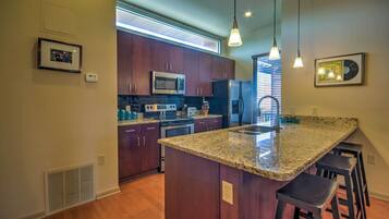 Refrigerador, microondas, horno y parrilla de estufa