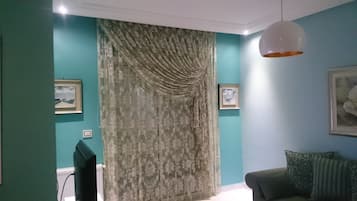 Appartement, 1 chambre | Coin séjour | Télévision à écran plat de 40 pouces avec chaßnes par satellite