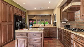 Geladeira, micro-ondas, fogão, cooktop