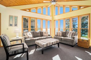 Een smart-tv, een open haard, een dvd-speler en tafelvoetbal