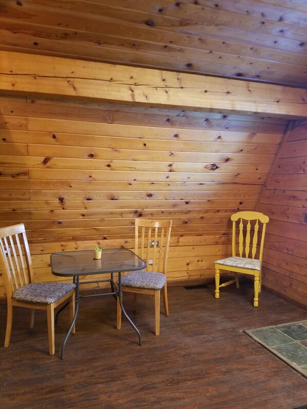 Comfort Cabin | In-room dining
