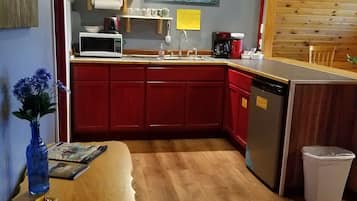 Comfort Cabin | Private kitchenette | Fridge, microwave, coffee/tea maker