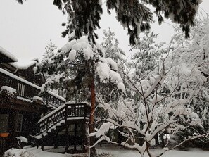 Room (Sancheoneo) | Balcony - Caddis Pension (Yangyang)
