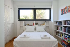 3 bedrooms, in-room safe, iron/ironing board, free WiFi