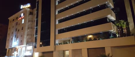 住宿正面 (夜晚)