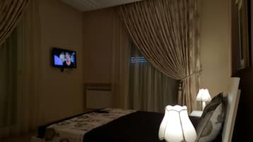 2 bedrooms, blackout curtains, iron/ironing board, free WiFi
