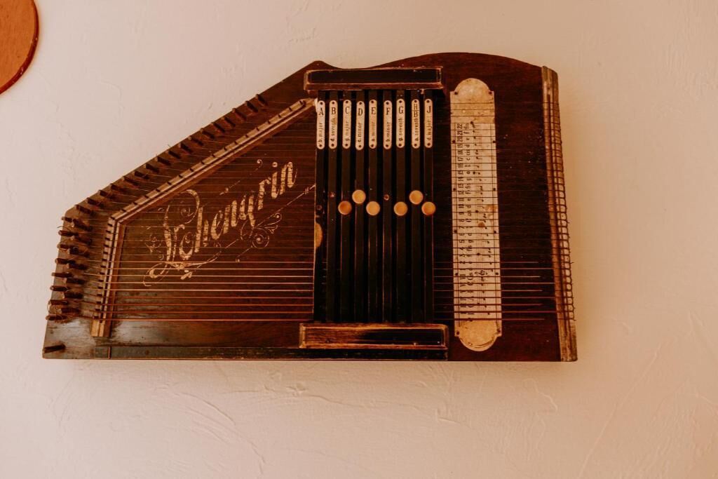 Un instrument de musique en bois, doté de plusieurs touches et d’un corps incurvé.