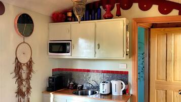 Romantic Single Room, 1 Queen Bed, Ensuite, River View | Private kitchenette