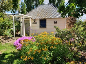 Cottage phong cách lãng mạn, 1 giường cỡ queen, quang cảnh vườn | Bộ đồ giường cao cấp, bàn ủi/dụng cụ ủi quần áo, bộ trải giường