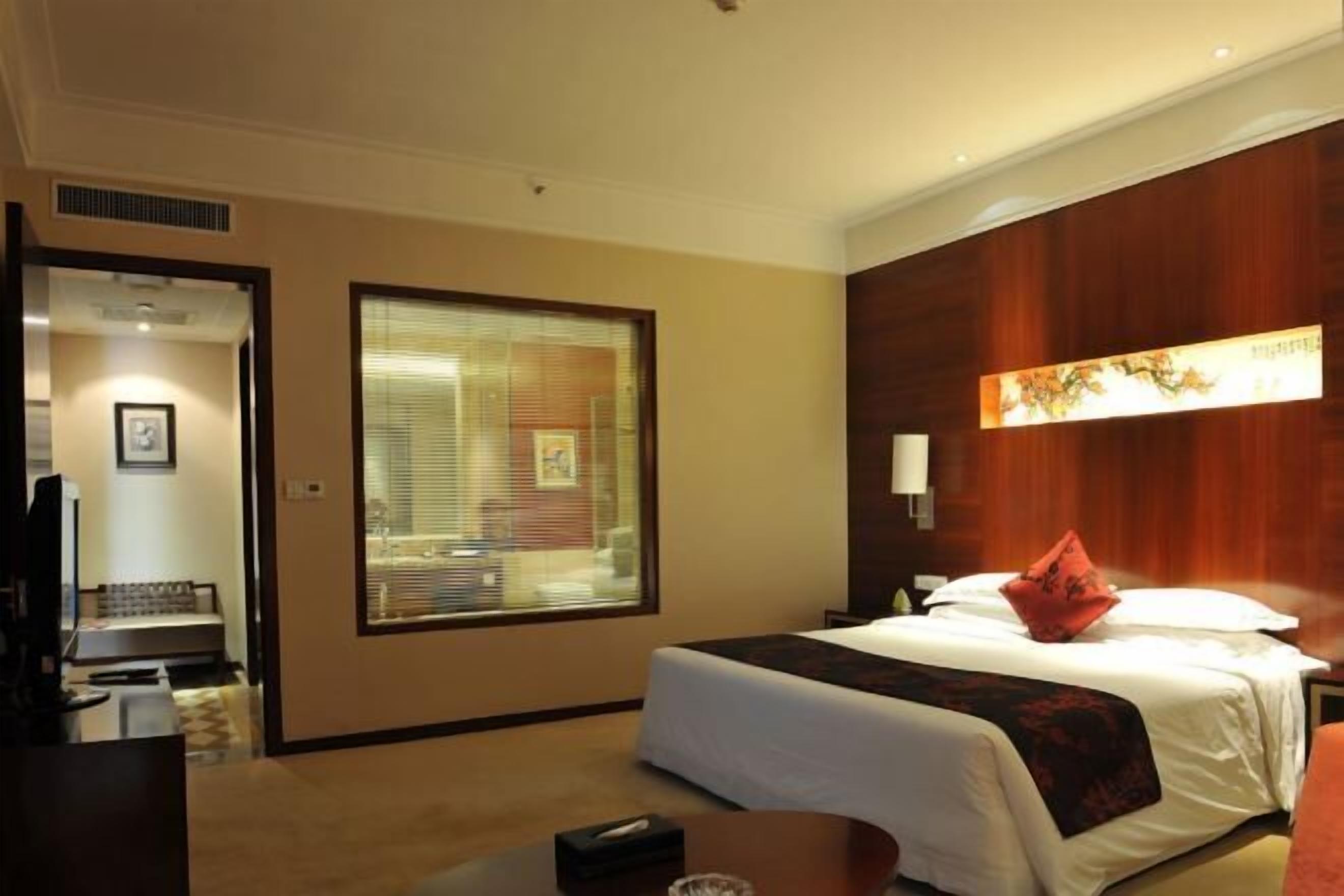 1 soverom, minibar, safe på rommet og skrivebord