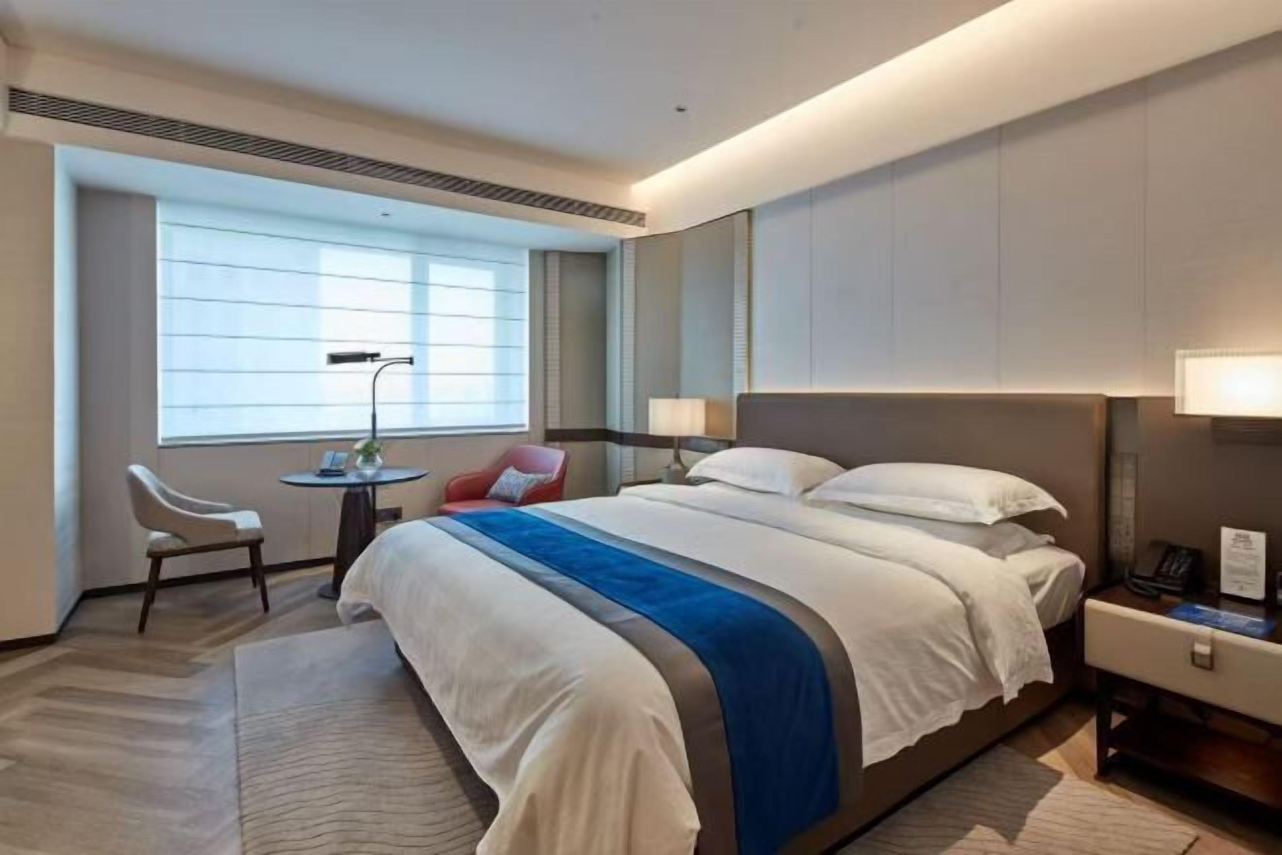 1 soverom, minibar, safe på rommet og skrivebord