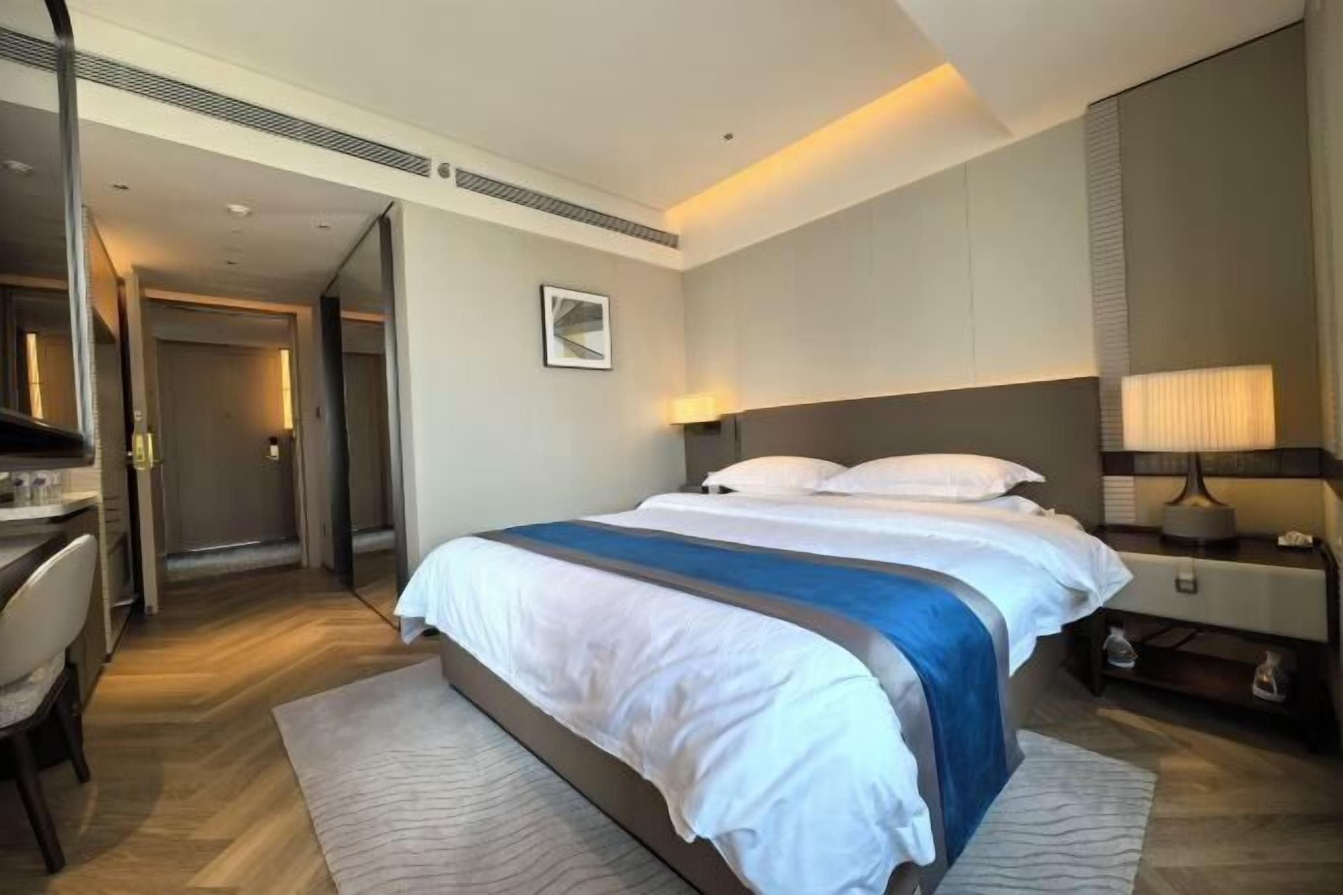 1 soverom, minibar, safe på rommet og skrivebord