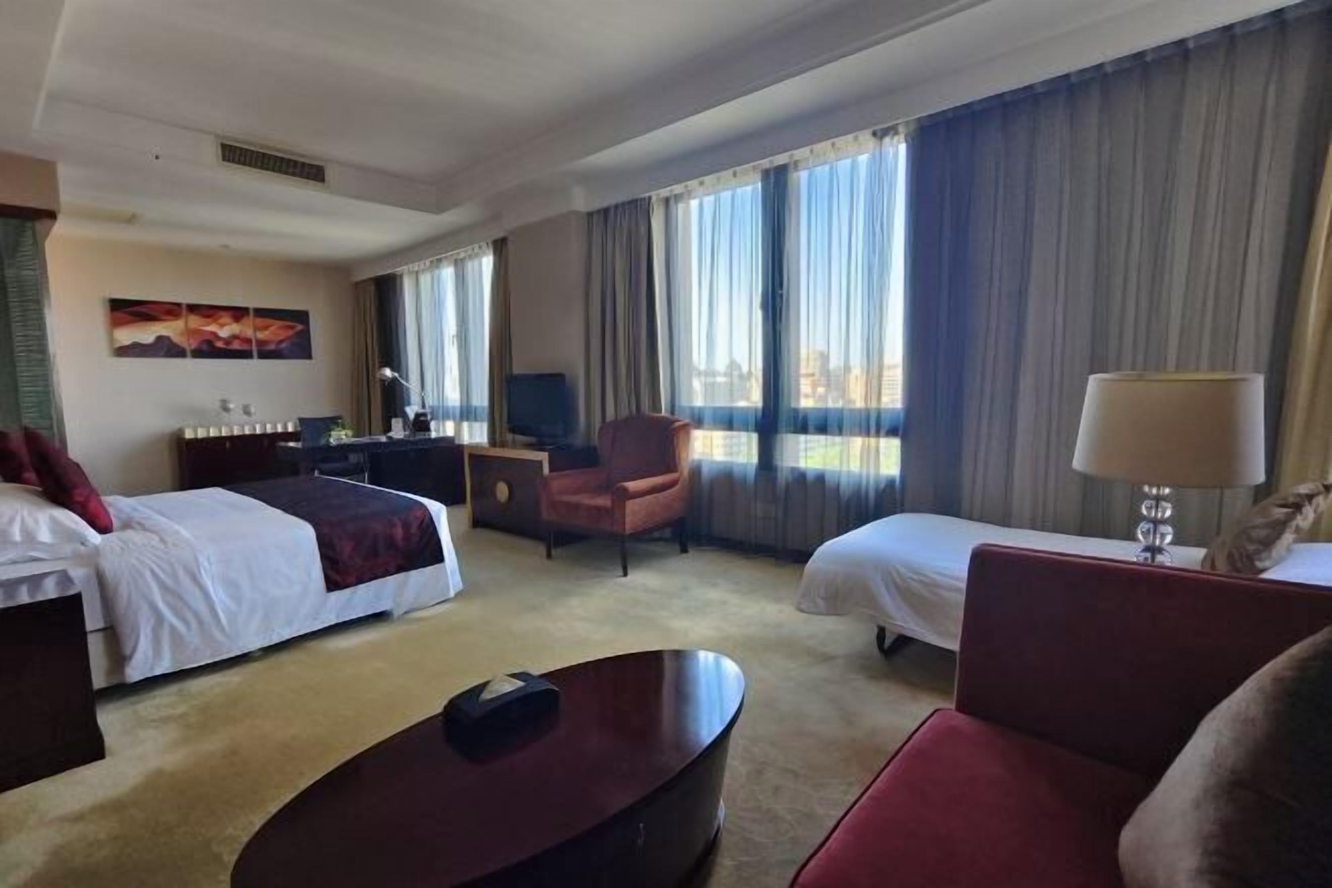 1 soverom, minibar, safe på rommet og skrivebord