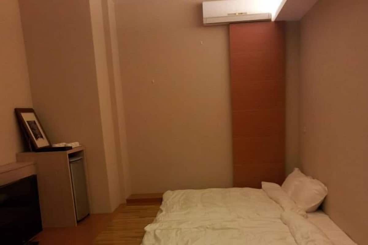 Desk, blackout curtains, soundproofing, free WiFi