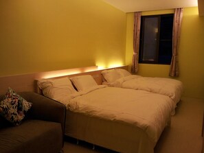 Escritorio, cortinas blackout, sistema de insonorización y wifi gratis 