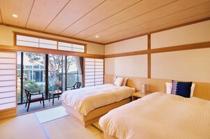 Caja de seguridad en la habitación y tabla de planchar con plancha 