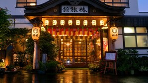 施設の正面 (日没後)
