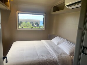Quarto casal com design assinado, vista para o mar, no jardim | Cofres nos quartos, cortinas blackout, quartos à prova de som