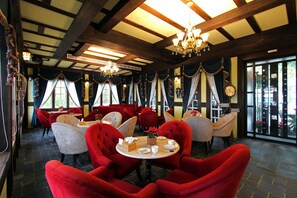 Coffee shop - Tudor Dynasty (Shoufeng)