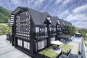 Front of property - Tudor Dynasty (Shoufeng)