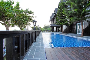 Outdoor pool - Tudor Dynasty (Shoufeng)